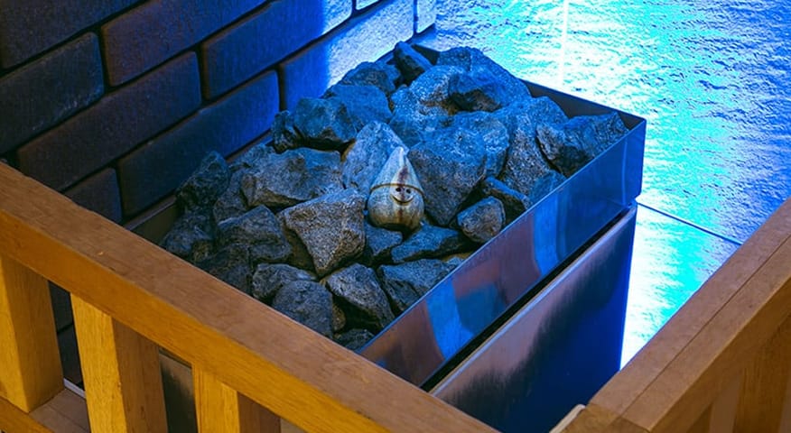 サウナストーブと水風呂