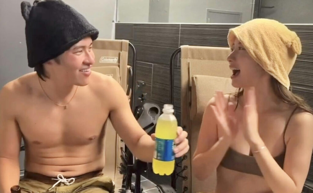 大阪の個室サウナととでカップルがドリンクを楽しむ休憩シーン|プライベートサウナ体験